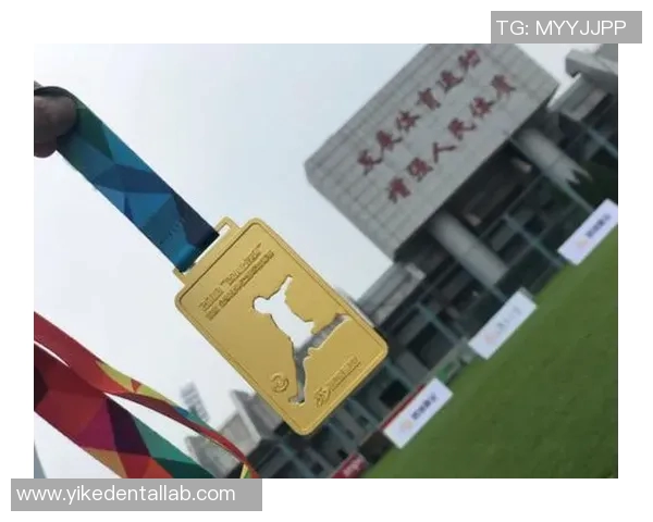 以足球球星姓氏为核心探寻他们在绿茵场上的辉煌与荣耀故事